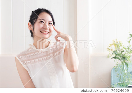A woman whose eyes have healed A woman whose eyes have healed 74624609