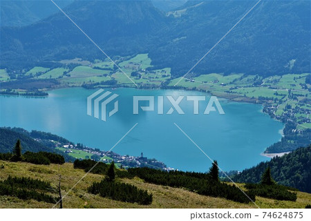 Lake Wolfgang, Salzkammergut, Austria Lake Wolfgang, Salzkammergut, Austria 74624875
