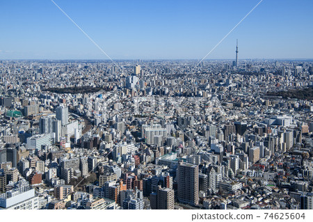 城市景觀建築和居民區從池袋到文京區和台東區的豐島區,東京的景色 城市景觀建築和居民區從池袋到文京區和台東區的豐島區,東京的景色 74625604