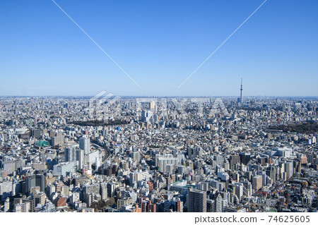 城市景觀建築和居民區從池袋到文京區和台東區的豐島區,東京的景色 城市景觀建築和居民區從池袋到文京區和台東區的豐島區,東京的景色 74625605