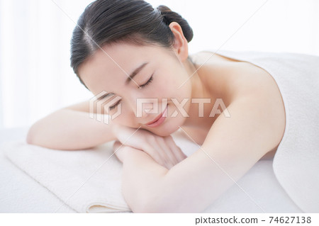 Young women beauty salon 74627138