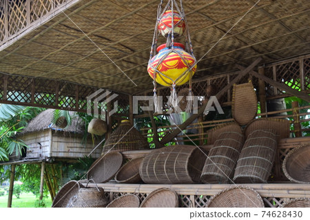 一家展示工藝品的展覽小屋，來自民間博物館，名為“ Shodol Bali”，這是孟加拉國達卡市郊的一個傳統高地。 74628430