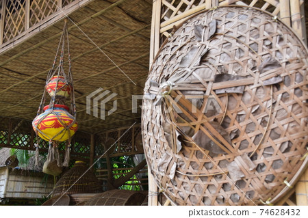 一家展示工藝品的展覽小屋，來自民間博物館，名為“ Shodol Bali”，這是孟加拉國達卡市郊的一個傳統高地。 74628432