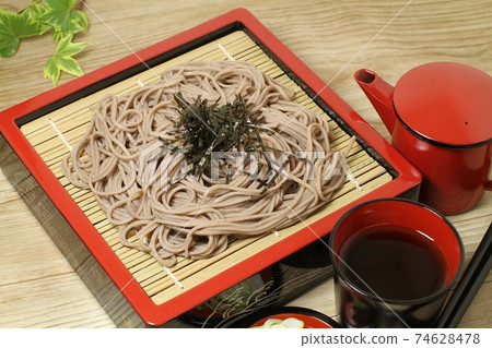 Summer tradition Cold buckwheat noodles, a little bird's-eye view, bright wood grain back 74628478