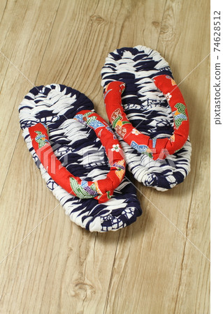 可愛的手工布涼鞋與紅色丁字褲 74628512