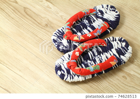 可愛的手工布涼鞋與紅色丁字褲 74628513