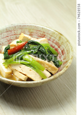 Atsuage and simmered Japanese mustard spinach, stewed 74628558