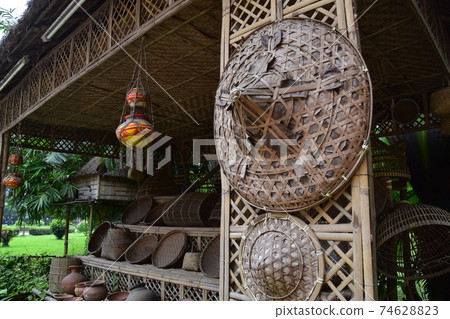 一家展示工藝品的展覽小屋，來自民間博物館，名為“ Shodol Bali”，這是孟加拉國達卡市郊的一個傳統高地。 74628823