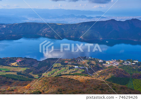 神奈川縣箱根町從秋天的駒嶽山頂眺望蘆之湖的景色 神奈川縣箱根町從秋天的駒嶽山頂眺望蘆之湖的景色 74629426