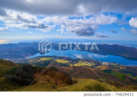 神奈川縣箱根町從秋天的駒嶽山頂眺望蘆之湖的景色 神奈川縣箱根町從秋天的駒嶽山頂眺望蘆之湖的景色 74629431