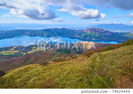 神奈川縣箱根町從秋天的駒嶽山頂眺望蘆之湖的景色 74629449