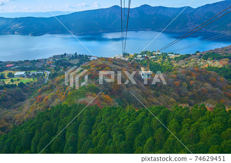 神奈川縣箱根町從秋天的駒嶽山頂眺望蘆之湖的景色 神奈川縣箱根町從秋天的駒嶽山頂眺望蘆之湖的景色 74629451