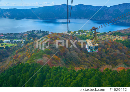神奈川縣箱根町從秋天的駒嶽山頂眺望蘆之湖的景色 74629452