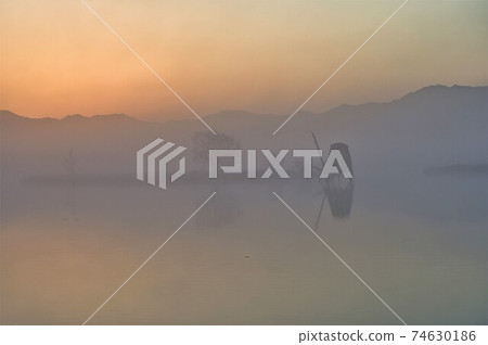 福島形湖在冬天的晨霧中朦朧 福島形湖在冬天的晨霧中朦朧 74630186