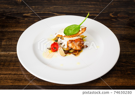 Grilled chicken breast, courgettes and eggplants marinated with olive oil, garlic and soy sauce. 74630280