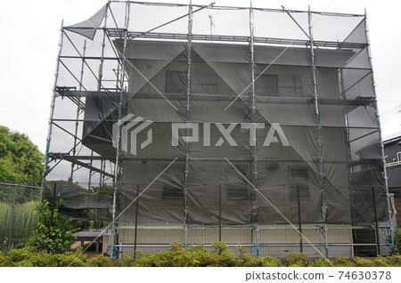 Exterior wall painting 74630378