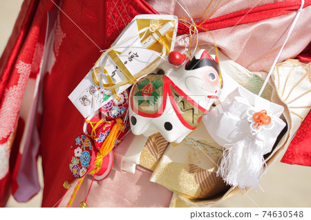 參拜神社的慶典附屬品 參拜神社的慶典附屬品 74630548