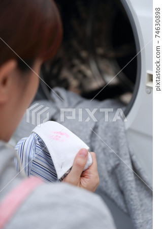 家庭主婦在洗丈夫襯衫時發現一個吻印 74630898