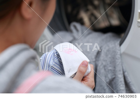 家庭主婦在洗丈夫襯衫時發現一個吻印 74630903
