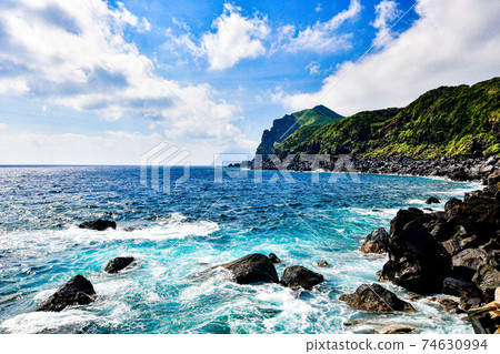 八丈島海岸,黑沙丘和八丈島 八丈島海岸,黑沙丘和八丈島 74630994