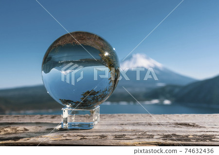 倒掛的富士山(富士山,本栖湖)透過水晶窺視 倒掛的富士山(富士山,本栖湖)透過水晶窺視 74632436