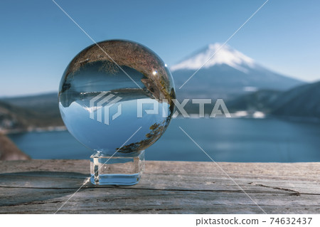 倒掛的富士山（富士山，本栖湖）透過水晶窺視 74632437