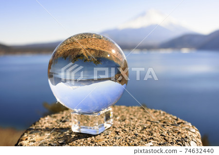 倒掛的富士山(富士山,本栖湖)透過水晶窺視 倒掛的富士山(富士山,本栖湖)透過水晶窺視 74632440