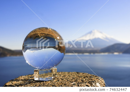 倒掛的富士山(富士山,本栖湖)透過水晶窺視 倒掛的富士山(富士山,本栖湖)透過水晶窺視 74632447