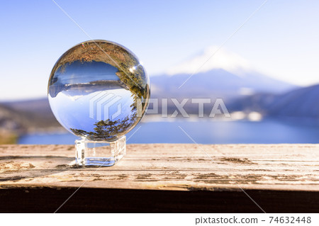 倒掛的富士山(富士山,本栖湖)透過水晶窺視 倒掛的富士山(富士山,本栖湖)透過水晶窺視 74632448