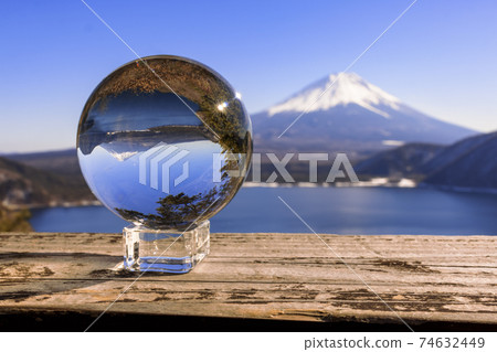 倒掛的富士山（富士山，本栖湖）透過水晶窺視 74632449