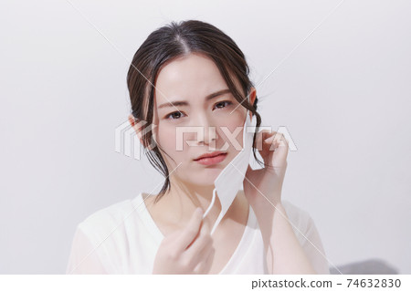 由於面具而皮膚粗糙的年輕女子 74632830