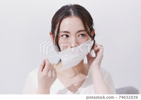 由於面具而皮膚粗糙的年輕女子 74632839