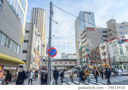城市景觀:東京都目黑區中目黑站前廣場遭受電暈襲擊的人和山手通町 城市景觀:東京都目黑區中目黑站前廣場遭受電暈襲擊的人和山手通町 74633458