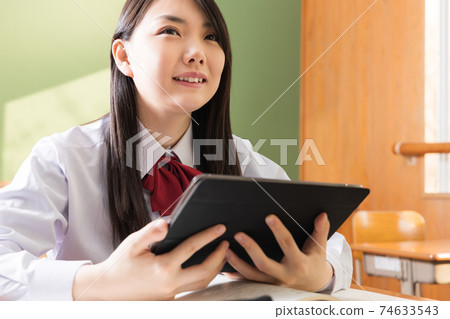 在平板電腦上學習的高中女生高中學生 在平板電腦上學習的高中女生高中學生 74633543