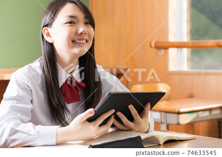 在平板電腦上學習的高中女生高中學生 74633545