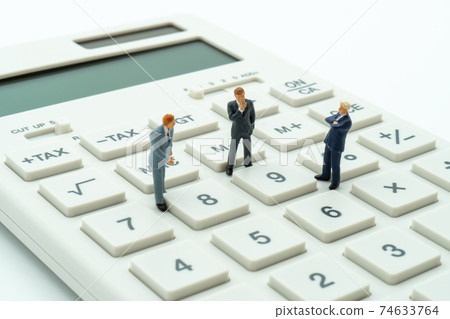 一名商人，在計算器上討論 74633764