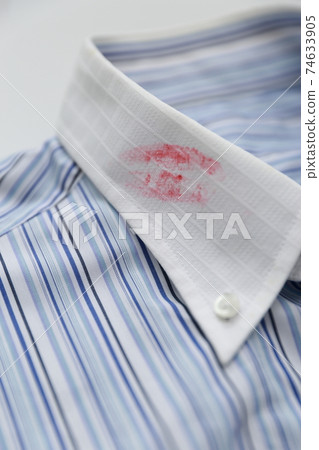 Kiss mark on the collar of her husband's shirt 74633905