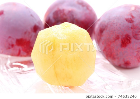 Plum plum, reddish purple peeled fruit, from Yamanashi prefecture, bright background Plum plum, reddish purple peeled fruit, from Yamanashi prefecture, bright background 74635246