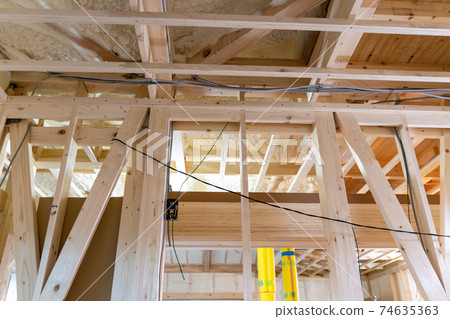 正在建造新的單戶住宅的場地（電線） 74635363