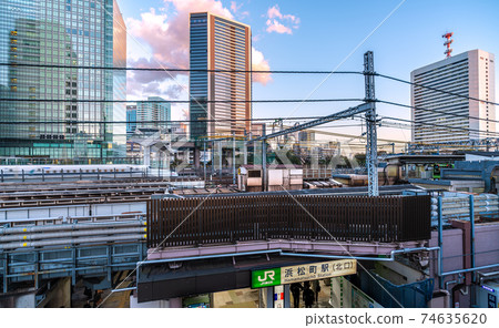 日本東京城市景觀，濱松町站（北出口）和摩天大樓的景觀 74635620