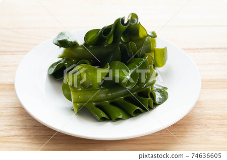 Raw mekabu that has been boiled 74636605