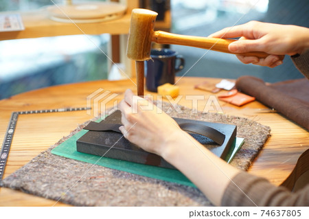 Hands to work on leather products 74637805