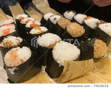 早餐有各種配料的湯圓 74638019