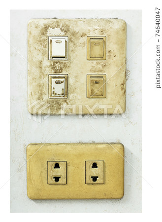 Dirty electrical plug 74640047