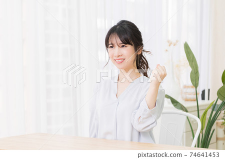 做膽量的少婦在屋子裡擺在 74641453