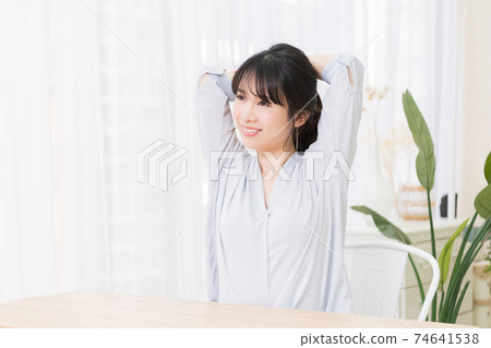 一個年輕的女人在房間裡伸展 一個年輕的女人在房間裡伸展 74641538