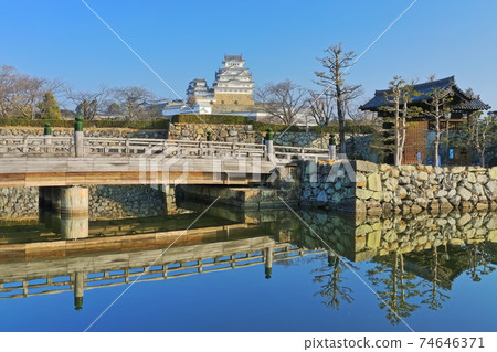[兵庫縣]晴時的姬路城和櫻門橋 74646371