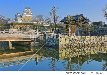 [Hyogo Prefecture] Himeji Castle and Sakuramonbashi Bridge under fine weather 74646373