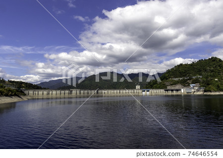 Okutadami Lake and Okutadami Dam Embankment 74646554