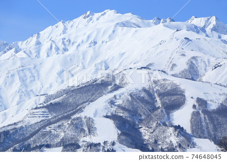 冬天的白馬：白雪皚皚的北阿爾卑斯山和八方尾根滑雪場 74648045